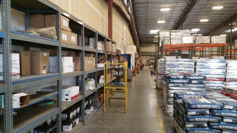 More Photos Of 3401 N Sillect Ave, Bakersfield Distribution For Lease