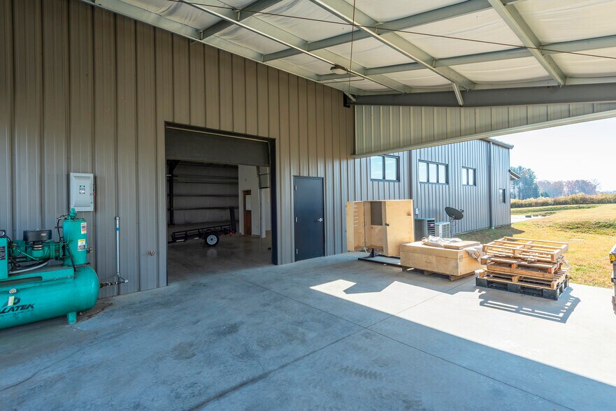 More Photos Of 25 Reeds Way, Flat Rock Warehouse For Lease