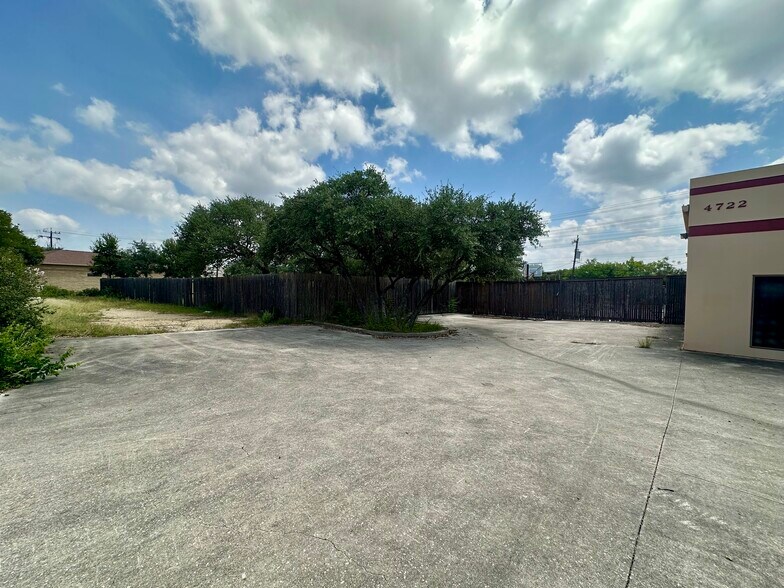 More Photos Of 4722 Shavano Oak, San Antonio Light Manufacturing For Sale