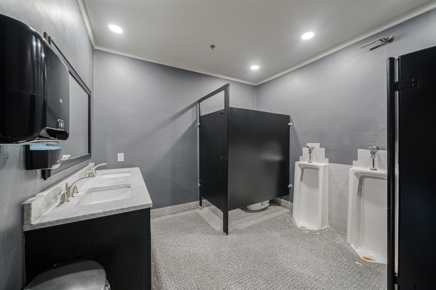 More Photos Of 689 Broadway, Berlin Restaurant For Sale