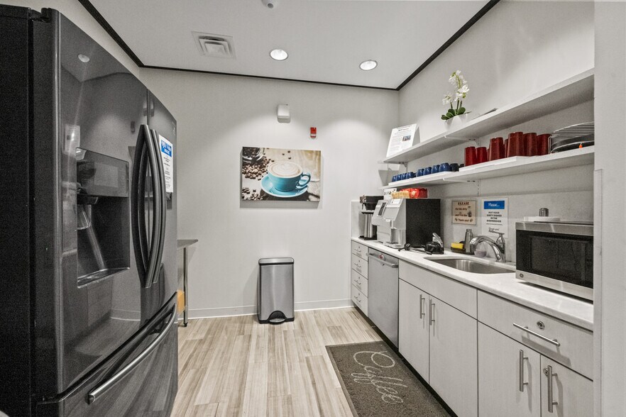 More Photos Of 6000 Metrowest Blvd, Orlando Coworking Space