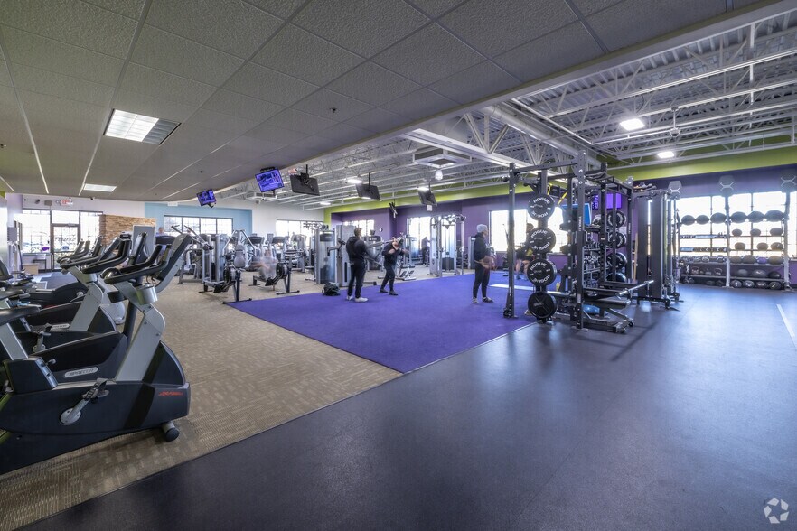 More Photos Of W175N11162 Stonewood Dr, Germantown Health Club For Lease