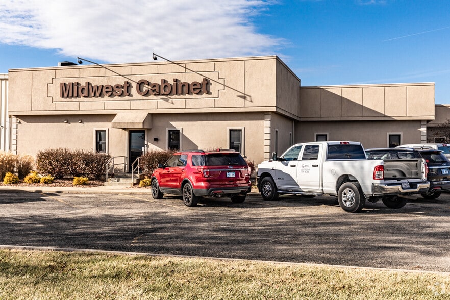 More Photos Of 1674 N Industrial Ave, Ottawa Manufacturing For Sale