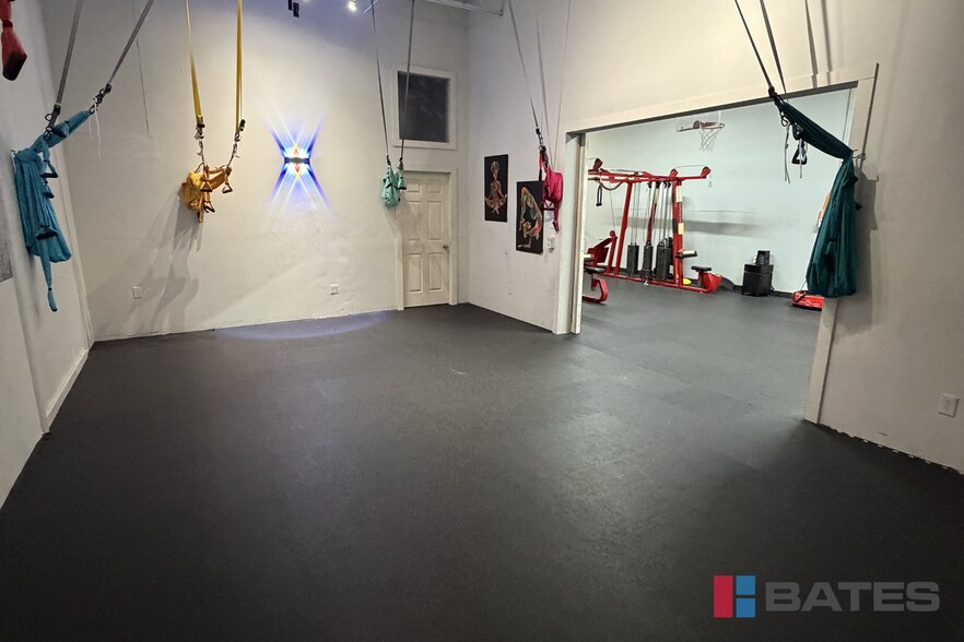 More Photos Of 1033 Quaker St, Dallas Light Distribution For Lease