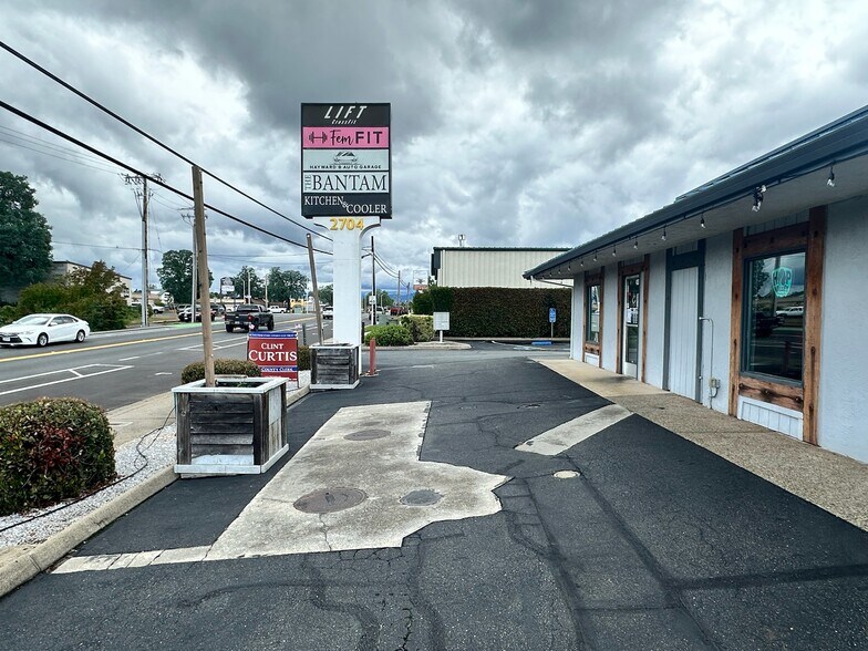 More Photos Of 2704 Hartnell Ave, Redding Freestanding For Lease