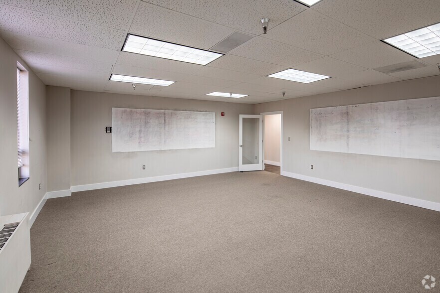 More Photos Of 2560 Huntington Ave, Alexandria Office For Lease