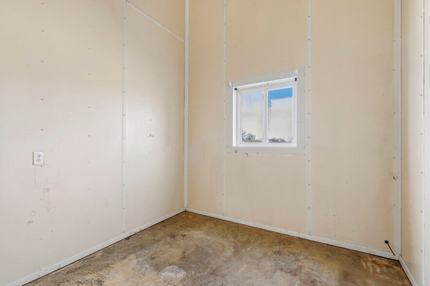 More Photos Of 306 SE Highway AA, Clinton Industrial For Sale