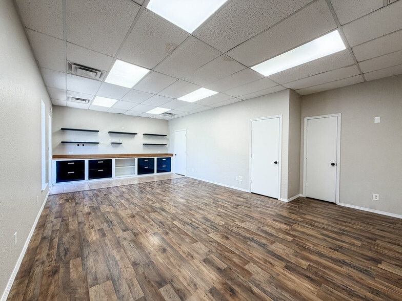More Photos Of 120 S Rock Island Ave, El Reno Storefront Retail Office For Lease