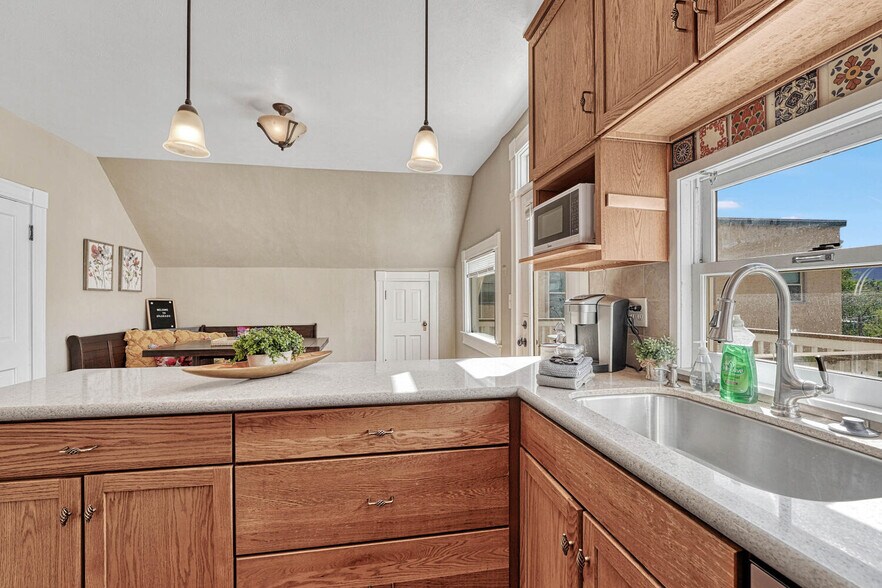 More Photos Of 6 Boulder Crescent St, Colorado Springs Hotel For Sale