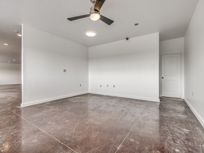 More Photos Of 6355 Boucher Dr, Edmond Showroom For Lease