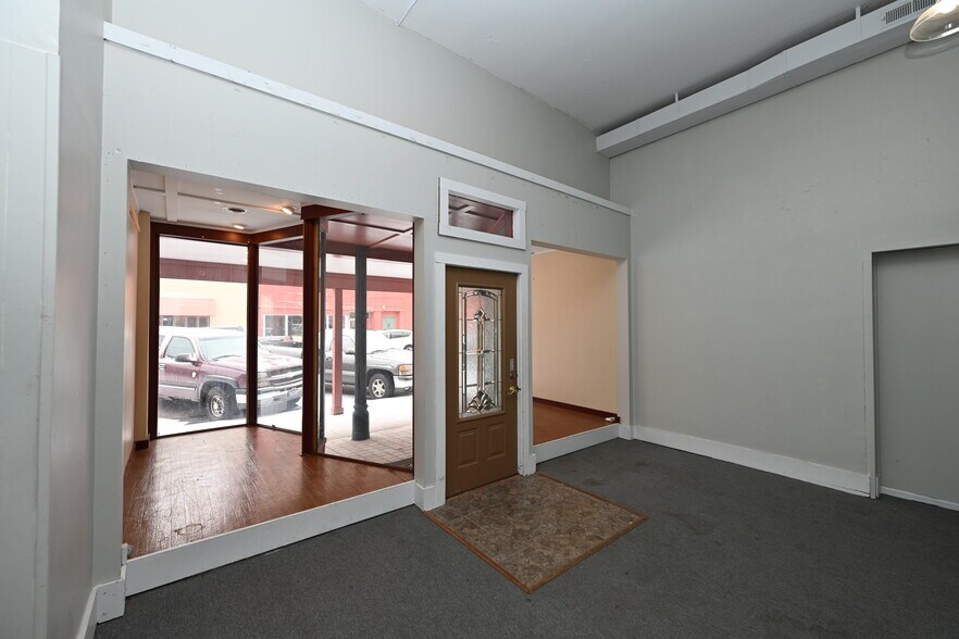 More Photos Of 111 N Market St, Winamac Showroom For Sale