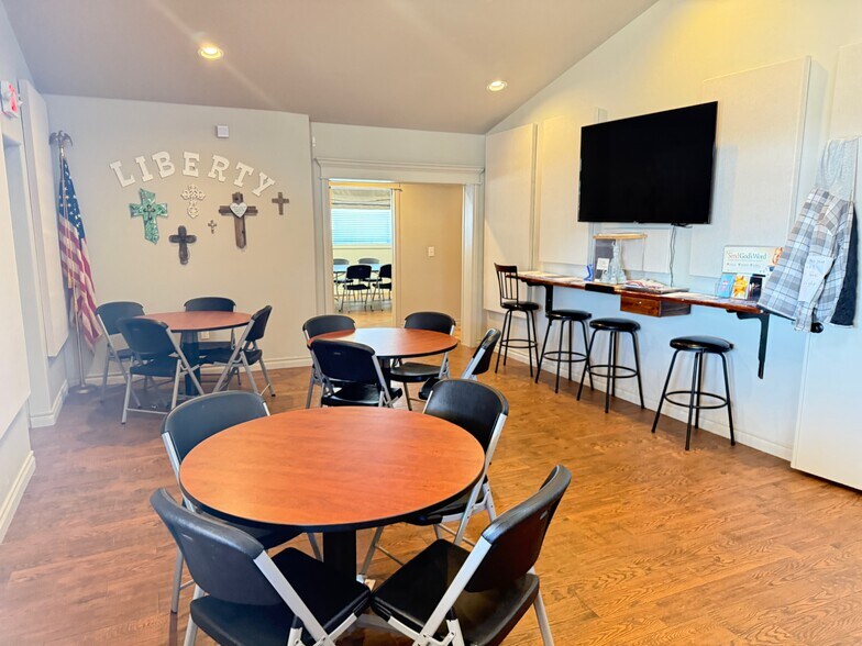 More Photos Of 450 E Main St, Yukon Religious Facility For Sale