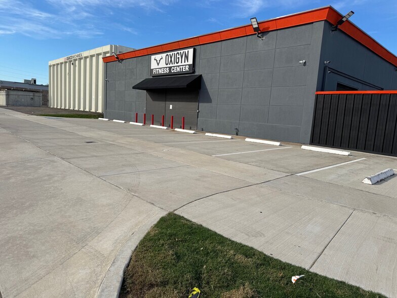 More Photos Of 5900 Schumacher Ln, Houston Auto Repair For Lease