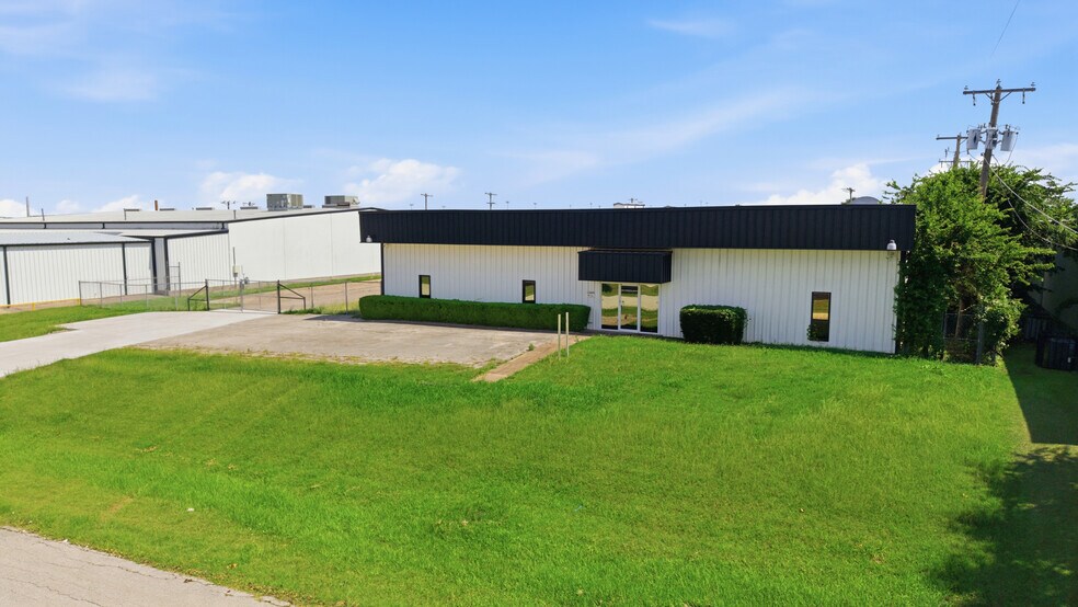 More Photos Of 1200 N Commercial Blvd, Arlington Warehouse For Sale