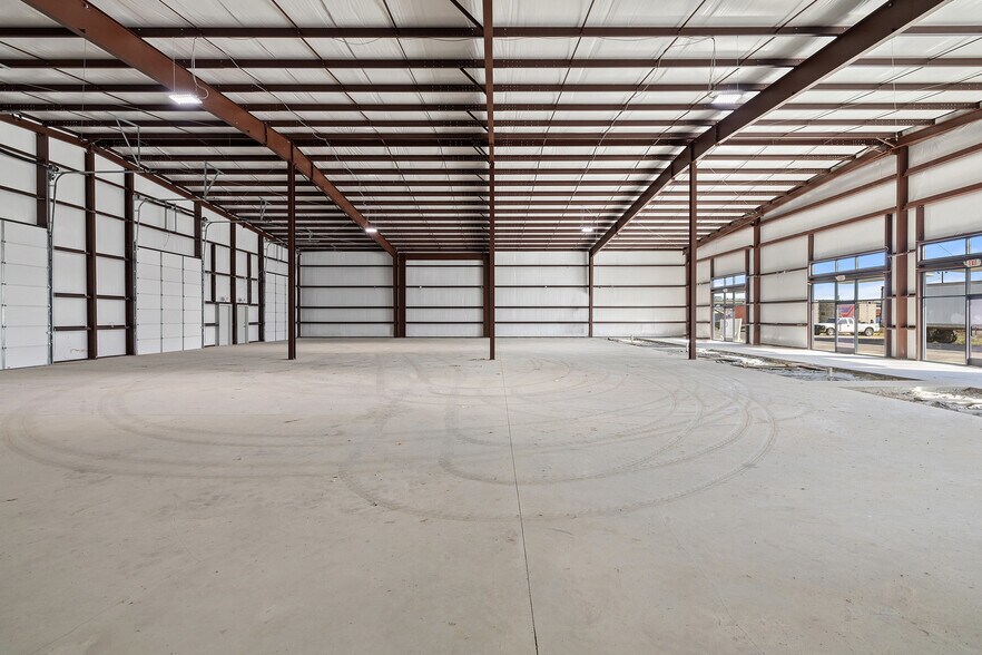 More Photos Of 202 W 1st St, Taylor Flex For Lease