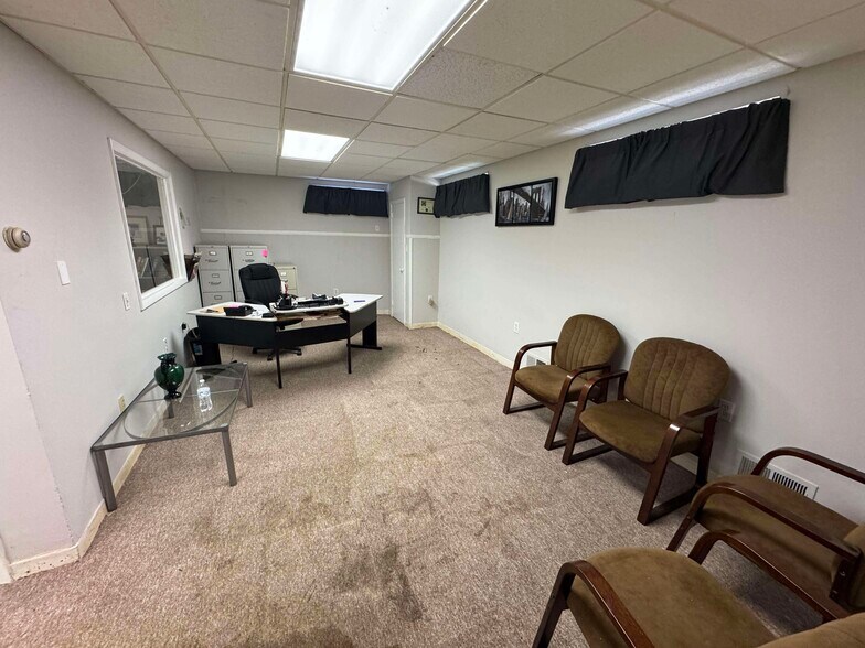 More Photos Of 4414 Pennwood Rd, Brentwood Flex For Sale