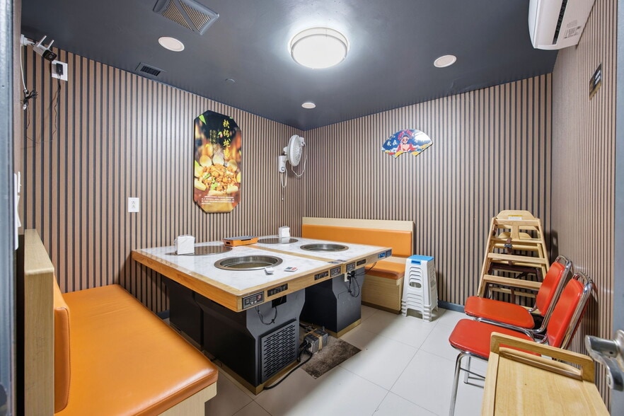 More Photos Of 136-21 41st Ave, Flushing Storefront Retail Office For Sale