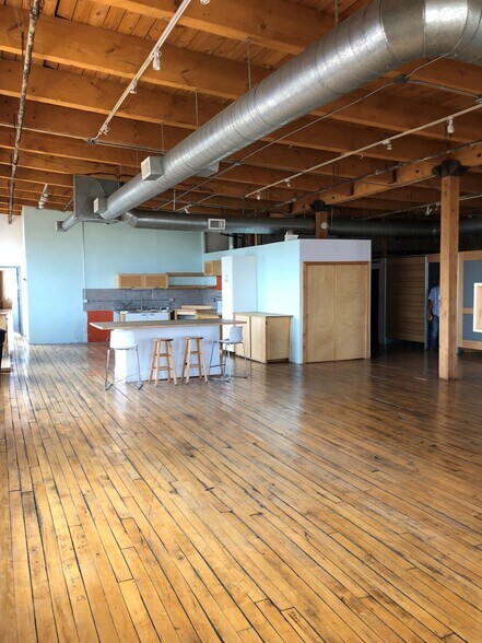 More Photos Of 2000 W Carroll Ave, Chicago Warehouse For Lease