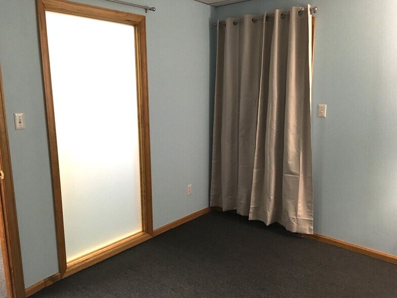 More Photos Of 423 Main St, Windsor Office For Lease