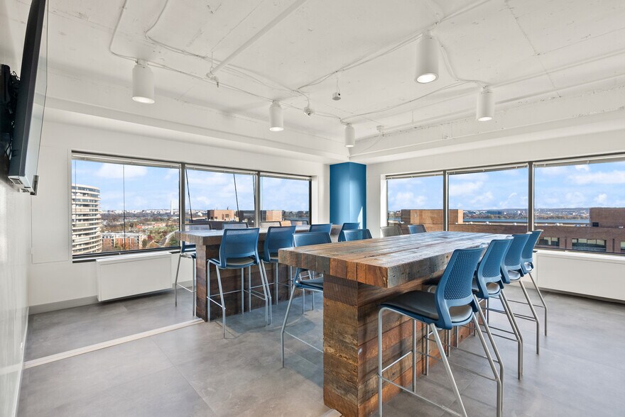 More Photos Of 1550 Crystal Dr, Arlington Office For Lease