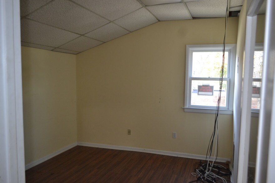 More Photos Of 2094 Boston Post Rd, Larchmont Storefront For Lease