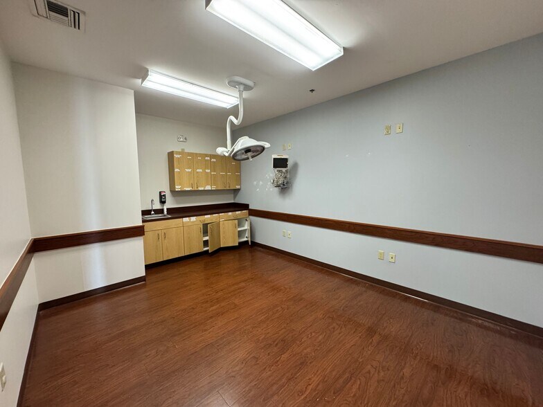 More Photos Of 1215 Dunn Ave, Jacksonville Medical For Lease