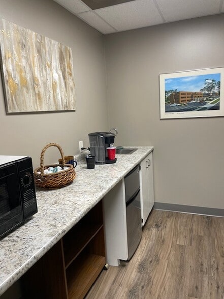 More Photos Of 8 Shackleford Plz, Little Rock Office For Lease