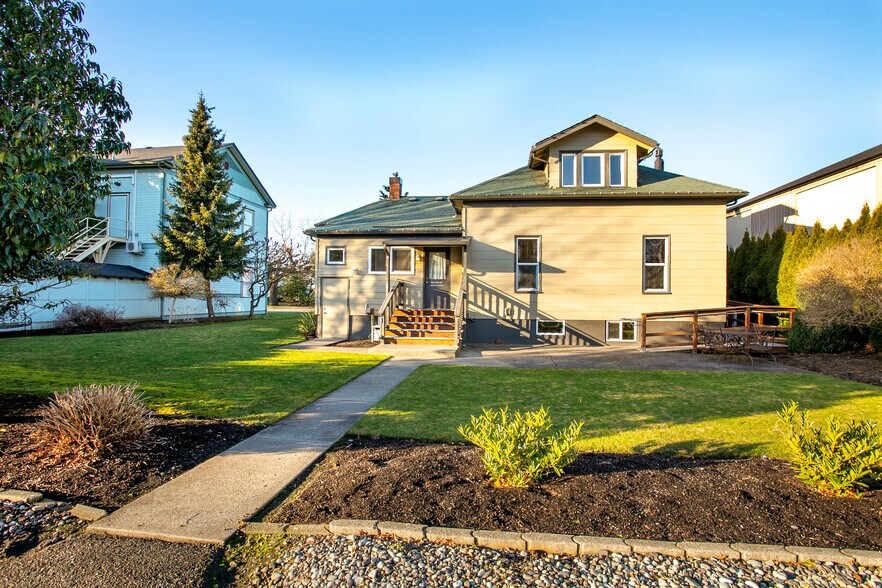 More Photos Of 709 Grover St, Lynden Office For Lease