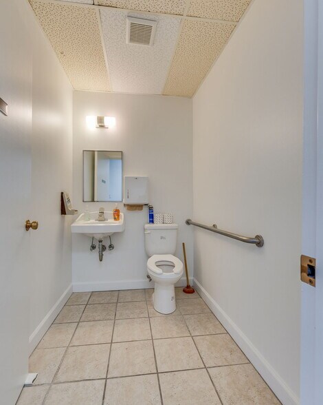 More Photos Of 311 W Walnut St, Johnson City Office For Sale