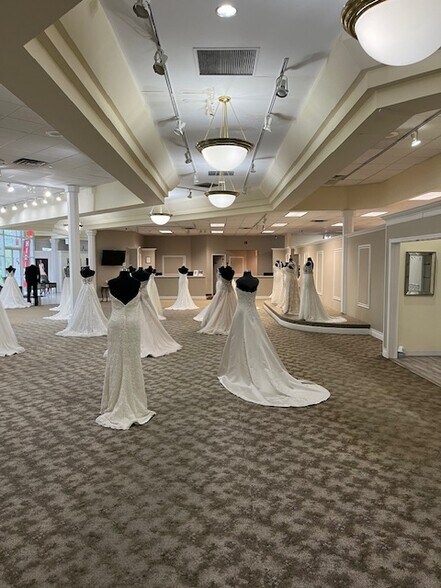 More Photos Of 607 E Golf Rd, Schaumburg Freestanding For Sale