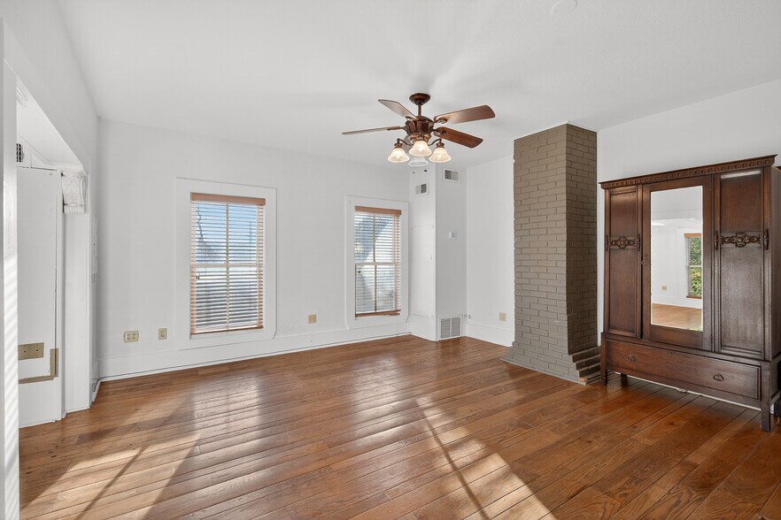 More Photos Of 119 Avenue G, Marble Falls Office For Sale