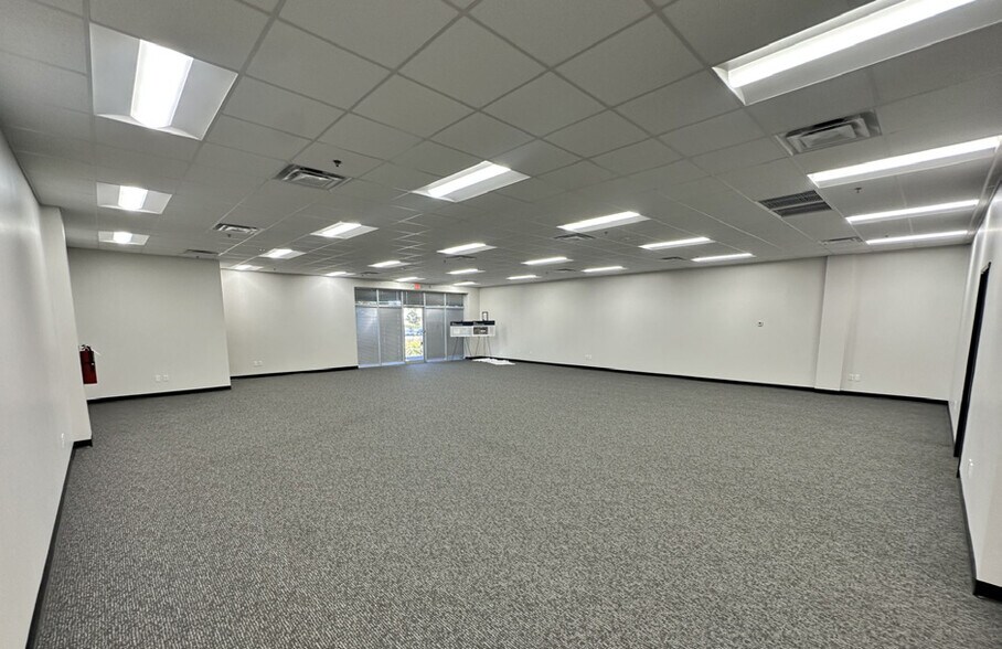 More Photos Of 7575 Chancellor Dr, Orlando Distribution For Lease