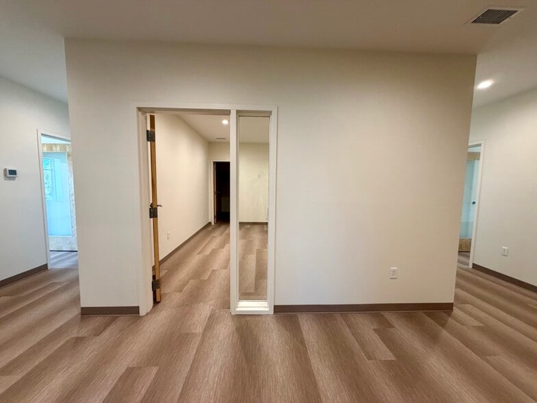 More Photos Of 814 Johnnie Dodds Blvd, Mount Pleasant Medical For Lease