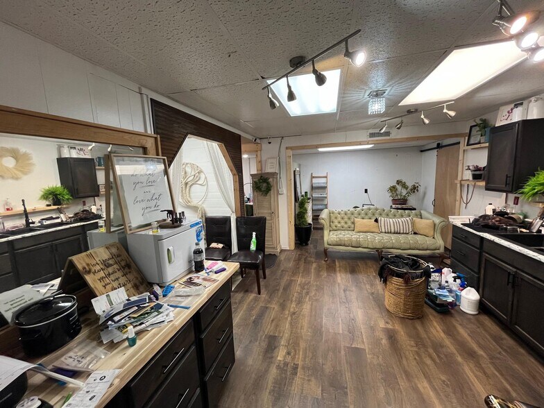 More Photos Of 208 W Main St, Mountain View General Retail For Sale