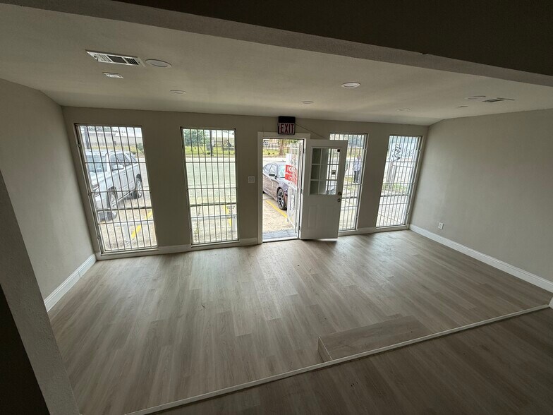 More Photos Of 2809 Market St, Baytown Office Residential For Lease