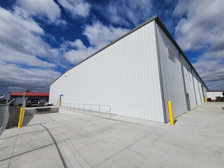 More Photos Of 2099 E Tipton St, Seymour Manufacturing For Lease