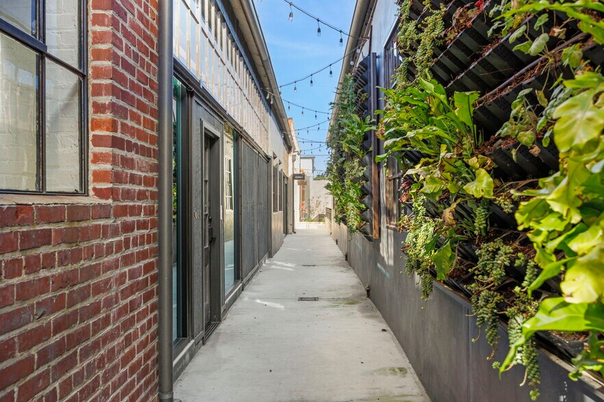 More Photos Of 1133-1199 E Thompson Blvd, Ventura Storefront For Lease