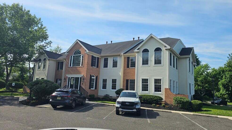 More Photos Of 152 Himmelien Rd, Medford Office For Sale