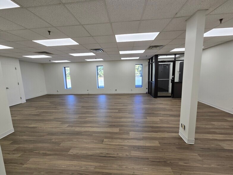 More Photos Of 40 Commerce Dr, Hauppauge Warehouse For Lease