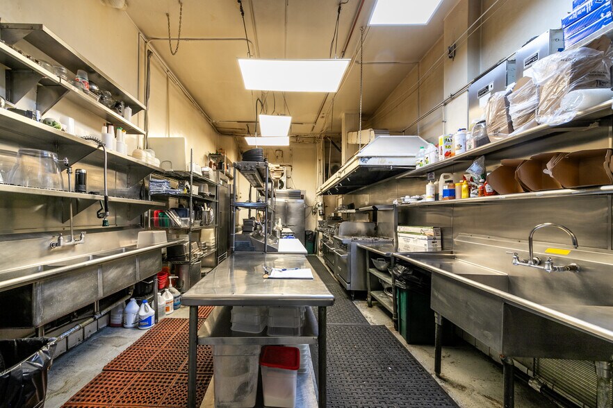 More Photos Of 6646 Hollywood Blvd, Hollywood Storefront Retail Office For Sale