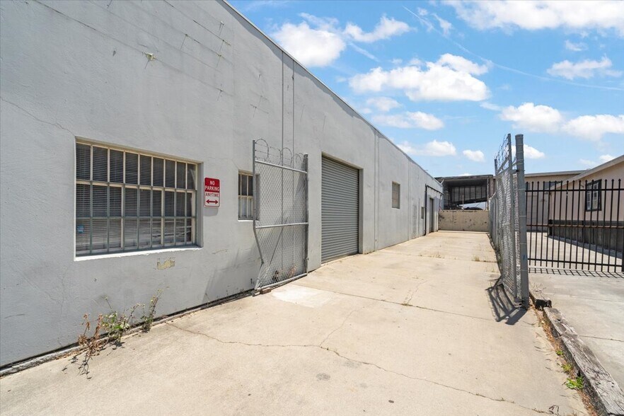 More Photos Of 2466 Bay Rd, Redwood City Warehouse For Lease