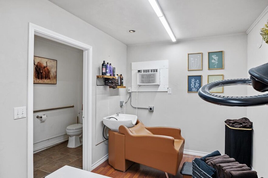 More Photos Of 905 E Main St, Fredericksburg General Retail For Sale