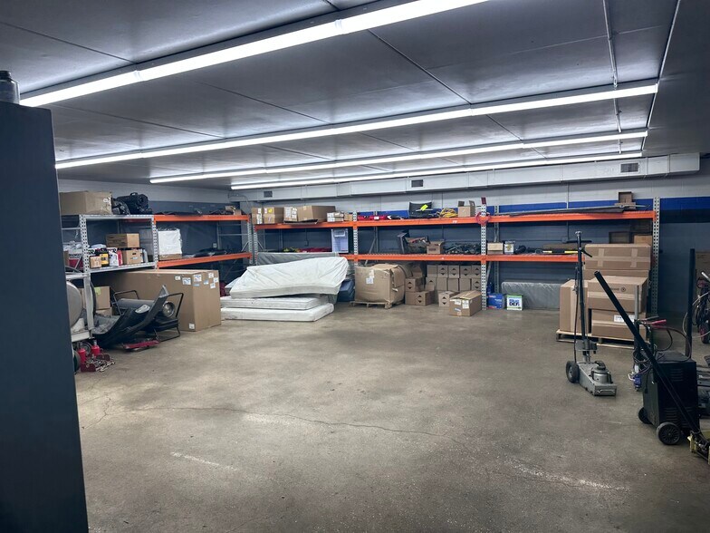 More Photos Of 5325 NE 14th St, Des Moines Showroom For Lease