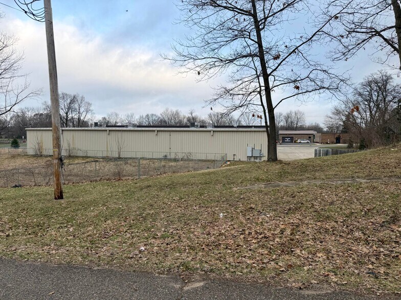 More Photos Of 18043 State St, Vandalia Freestanding For Sale