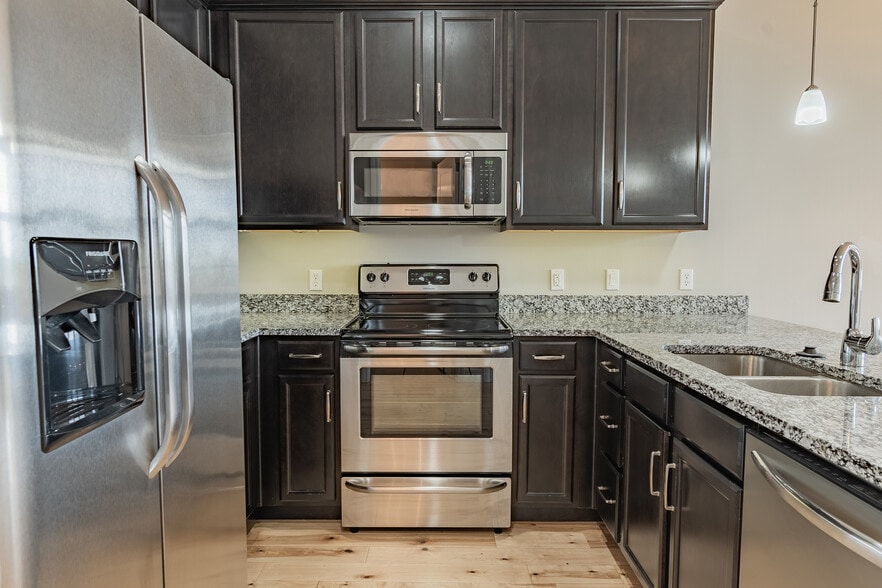 More Photos Of 2005 W Chesterfield Blvd, Springfield Apartments For Lease