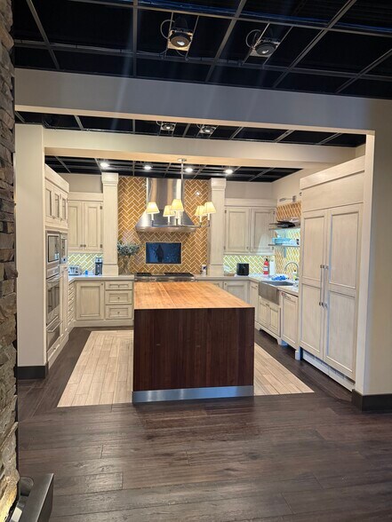 More Photos Of 8271 E Gelding Dr, Scottsdale Distribution For Lease