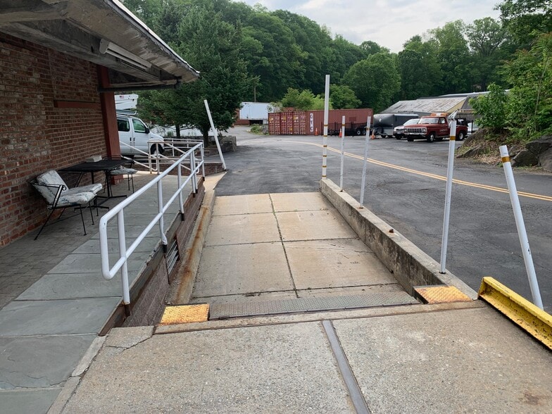 More Photos Of 3199 Albany Post Rd, Buchanan Warehouse For Lease