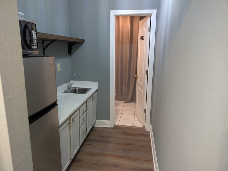 More Photos Of 4042 Desoto St, Mandeville Office For Lease