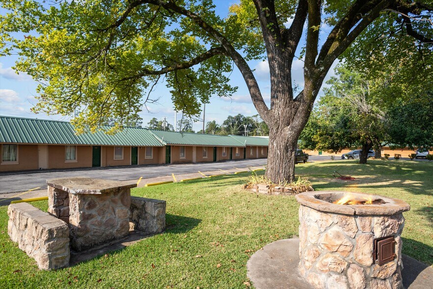 More Photos Of 1706 S 1st St, Lufkin Hotel For Sale