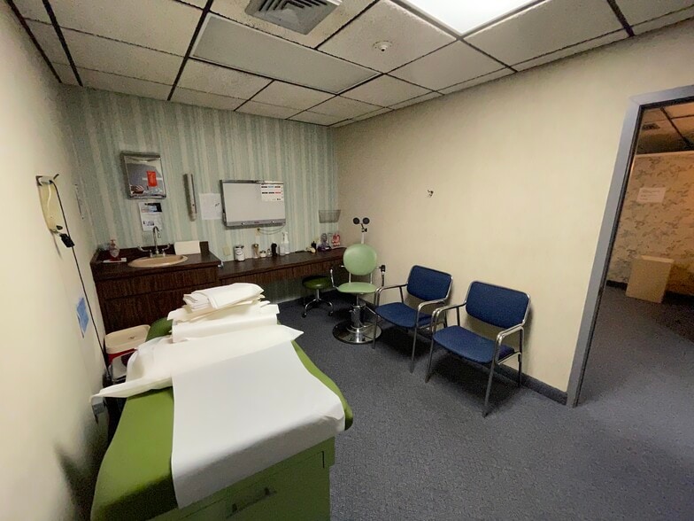 More Photos Of 3663 Bee Ridge Rd, Sarasota Medical For Lease